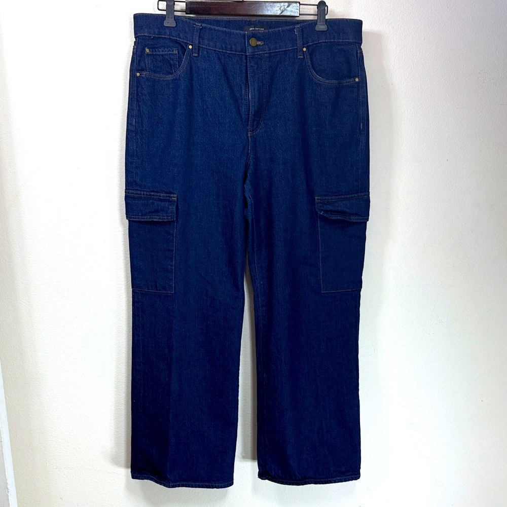 (R3) ANN TAYLOR
Wide-leg cargo jean with side pockets, size 12 P - Picture 2 of 16